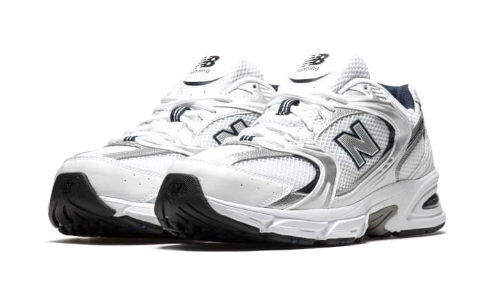 https://cdn.shopify.com/s/files/1/2358/2817/files/New-Balance-530-White-Silver-Navy-2.png?v=1689608495