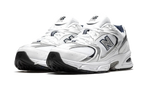 https://cdn.shopify.com/s/files/1/2358/2817/files/New-Balance-530-White-Silver-Navy-2.png?v=1689608495