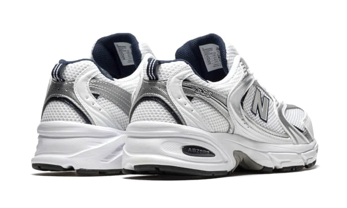 https://cdn.shopify.com/s/files/1/2358/2817/files/New-Balance-530-White-Silver-Navy-3.png?v=1689608496